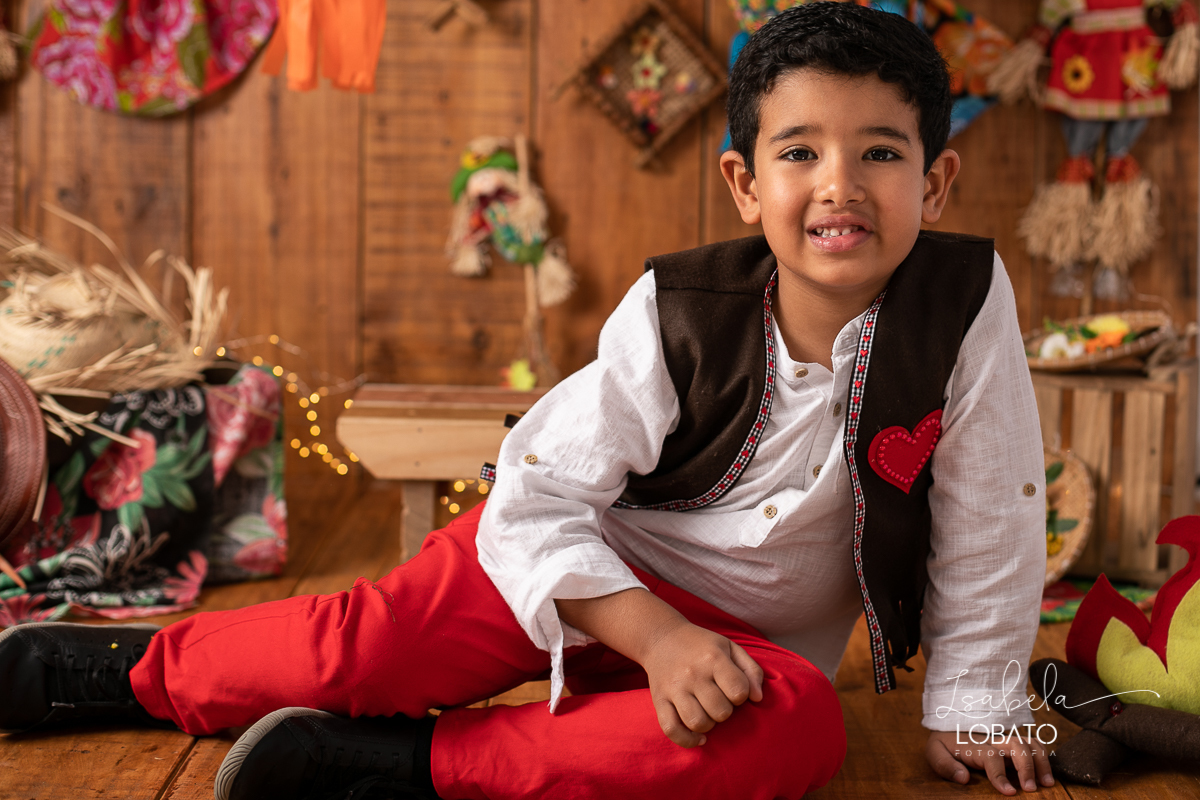 ensaio-fotografico-junino-festa-junina-2020-sessao-fotografica-de-festa-junina-sao-joao-2020-arraial-tema-junino-fundo-fotografico-de-festa-junina-chapeu-lampiao-caipira-junina-estudio-fotografico-infantil-em-barbacena-isabela-lobato-fotografia-melhor-bq