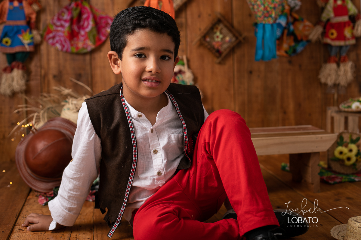 ensaio-fotografico-junino-festa-junina-2020-sessao-fotografica-de-festa-junina-sao-joao-2020-arraial-tema-junino-fundo-fotografico-de-festa-junina-chapeu-lampiao-caipira-junina-estudio-fotografico-infantil-em-barbacena-isabela-lobato-fotografia-melhor-bq