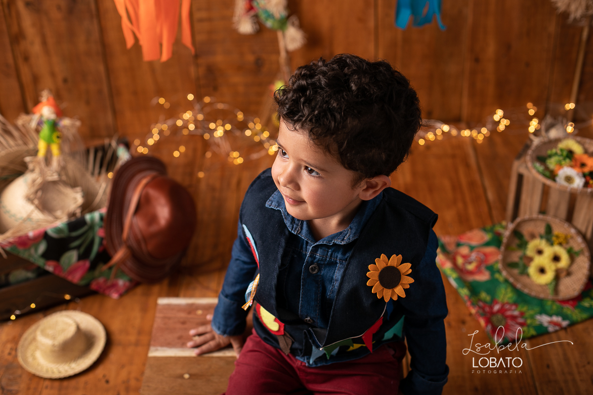 ensaio-fotografico-junino-festa-junina-2020-sessao-fotografica-de-festa-junina-sao-joao-2020-arraial-tema-junino-fundo-fotografico-de-festa-junina-chapeu-lampiao-caipira-junina-estudio-fotografico-infantil-em-barbacena-isabela-lobato-fotografia-melhor-bq