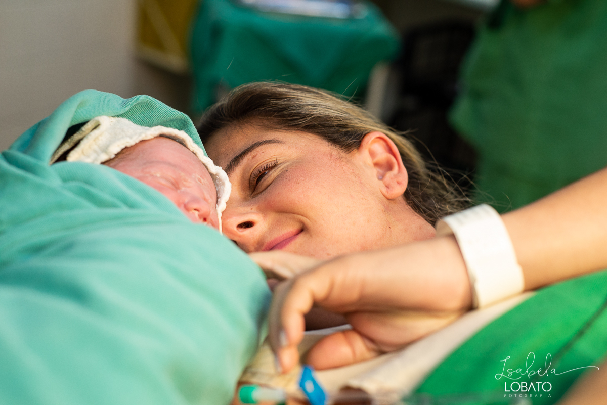 fotografia-de-parto-nascimento-de-bebe-cesariana-foto-de-bebe-nascendo-hospital-santa-casa-de-misericordia-barbacena-minas-gerais-obstetra-dra-roberta-sales-equipe-gestar-barbacena-nascimento-fotografo-em-barbacena-estudio-isabela-lobato-fotografia