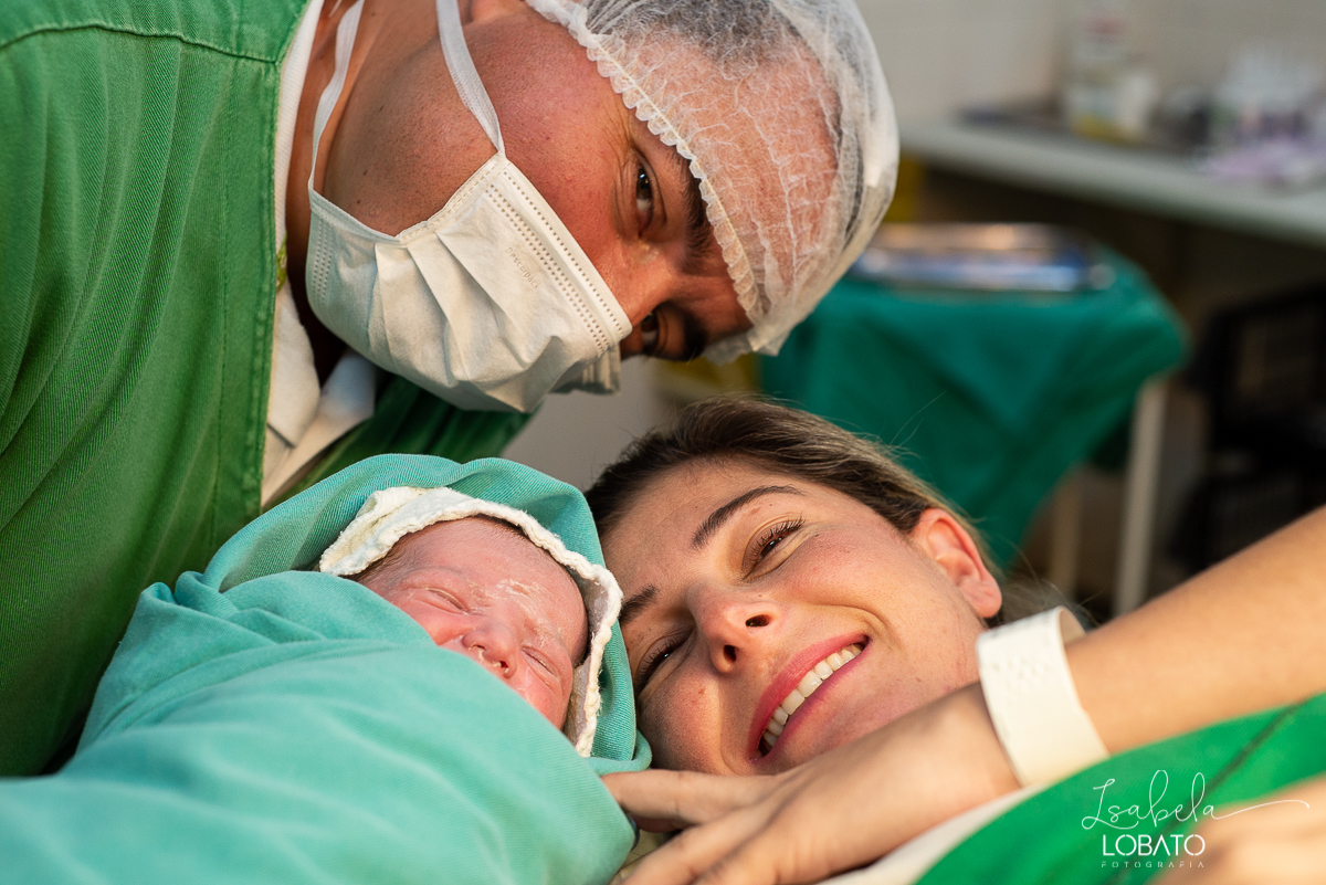 fotografia-de-parto-nascimento-de-bebe-cesariana-foto-de-bebe-nascendo-hospital-santa-casa-de-misericordia-barbacena-minas-gerais-obstetra-dra-roberta-sales-equipe-gestar-barbacena-nascimento-fotografo-em-barbacena-estudio-isabela-lobato-fotografia