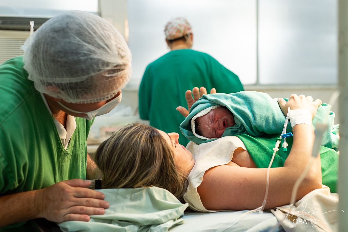 fotografia-de-parto-nascimento-de-bebe-cesariana-foto-de-bebe-nascendo-hospital-santa-casa-de-misericordia-barbacena-minas-gerais-obstetra-dra-roberta-sales-equipe-gestar-barbacena-nascimento-fotografo-em-barbacena-estudio-isabela-lobato-fotografia
