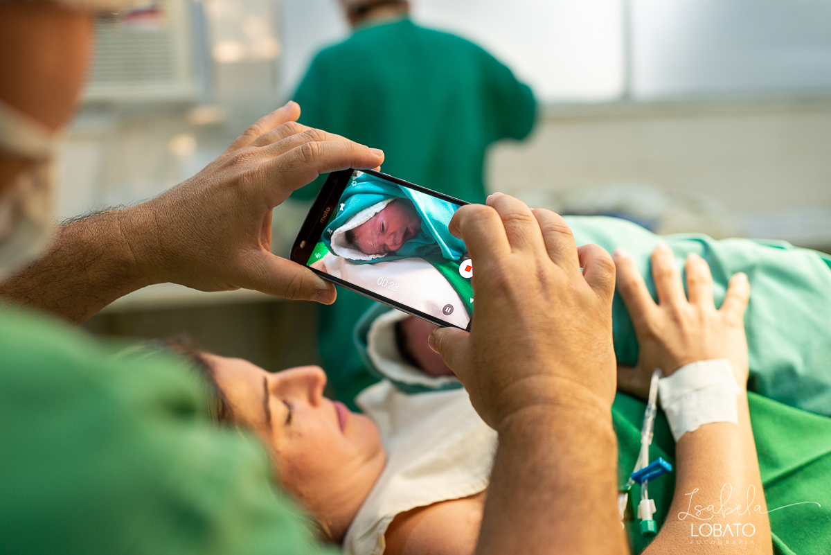 fotografia-de-parto-nascimento-de-bebe-cesariana-foto-de-bebe-nascendo-hospital-santa-casa-de-misericordia-barbacena-minas-gerais-obstetra-dra-roberta-sales-equipe-gestar-barbacena-nascimento-fotografo-em-barbacena-estudio-isabela-lobato-fotografia