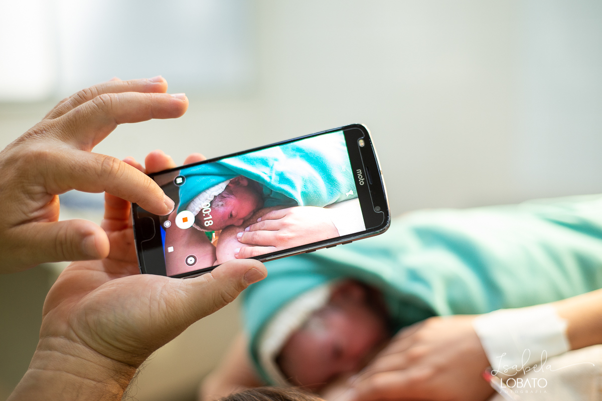 fotografia-de-parto-nascimento-de-bebe-cesariana-foto-de-bebe-nascendo-hospital-santa-casa-de-misericordia-barbacena-minas-gerais-obstetra-dra-roberta-sales-equipe-gestar-barbacena-nascimento-fotografo-em-barbacena-estudio-isabela-lobato-fotografia