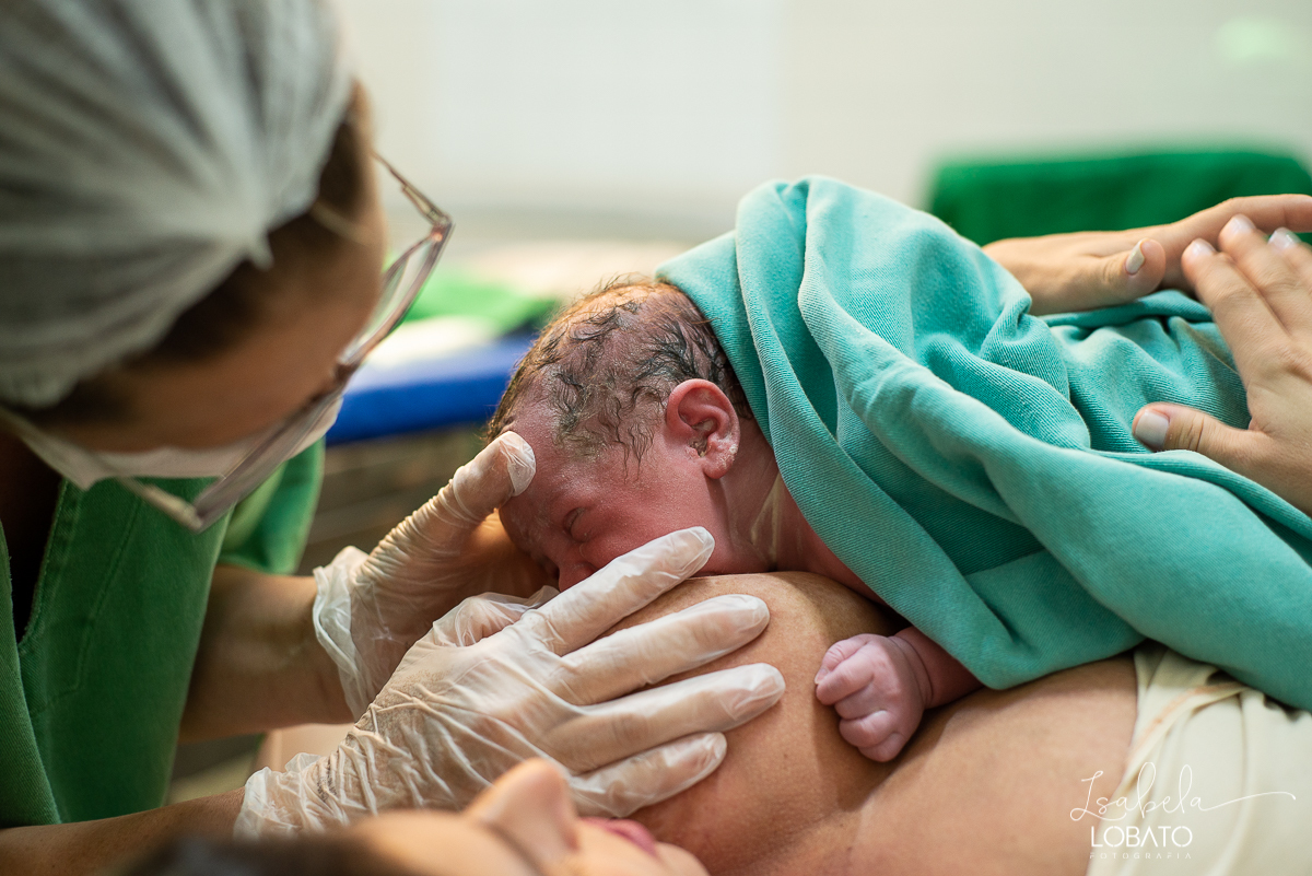 fotografia-de-parto-nascimento-de-bebe-cesariana-foto-de-bebe-nascendo-hospital-santa-casa-de-misericordia-barbacena-minas-gerais-obstetra-dra-roberta-sales-equipe-gestar-barbacena-nascimento-fotografo-em-barbacena-estudio-isabela-lobato-fotografia