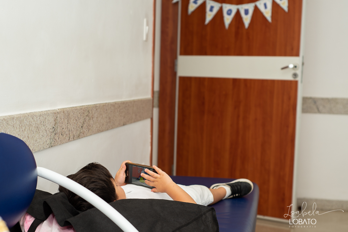 fotografia-de-parto-nascimento-de-bebe-cesariana-foto-de-bebe-nascendo-hospital-santa-casa-de-misericordia-barbacena-minas-gerais-obstetra-dra-roberta-sales-equipe-gestar-barbacena-nascimento-fotografo-em-barbacena-estudio-isabela-lobato-fotografia