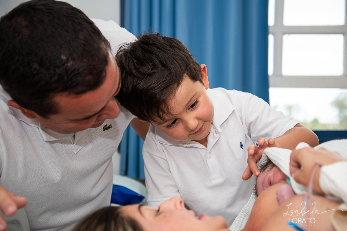 fotografia-de-parto-nascimento-de-bebe-cesariana-foto-de-bebe-nascendo-hospital-santa-casa-de-misericordia-barbacena-minas-gerais-obstetra-dra-roberta-sales-equipe-gestar-barbacena-nascimento-fotografo-em-barbacena-estudio-isabela-lobato-fotografia