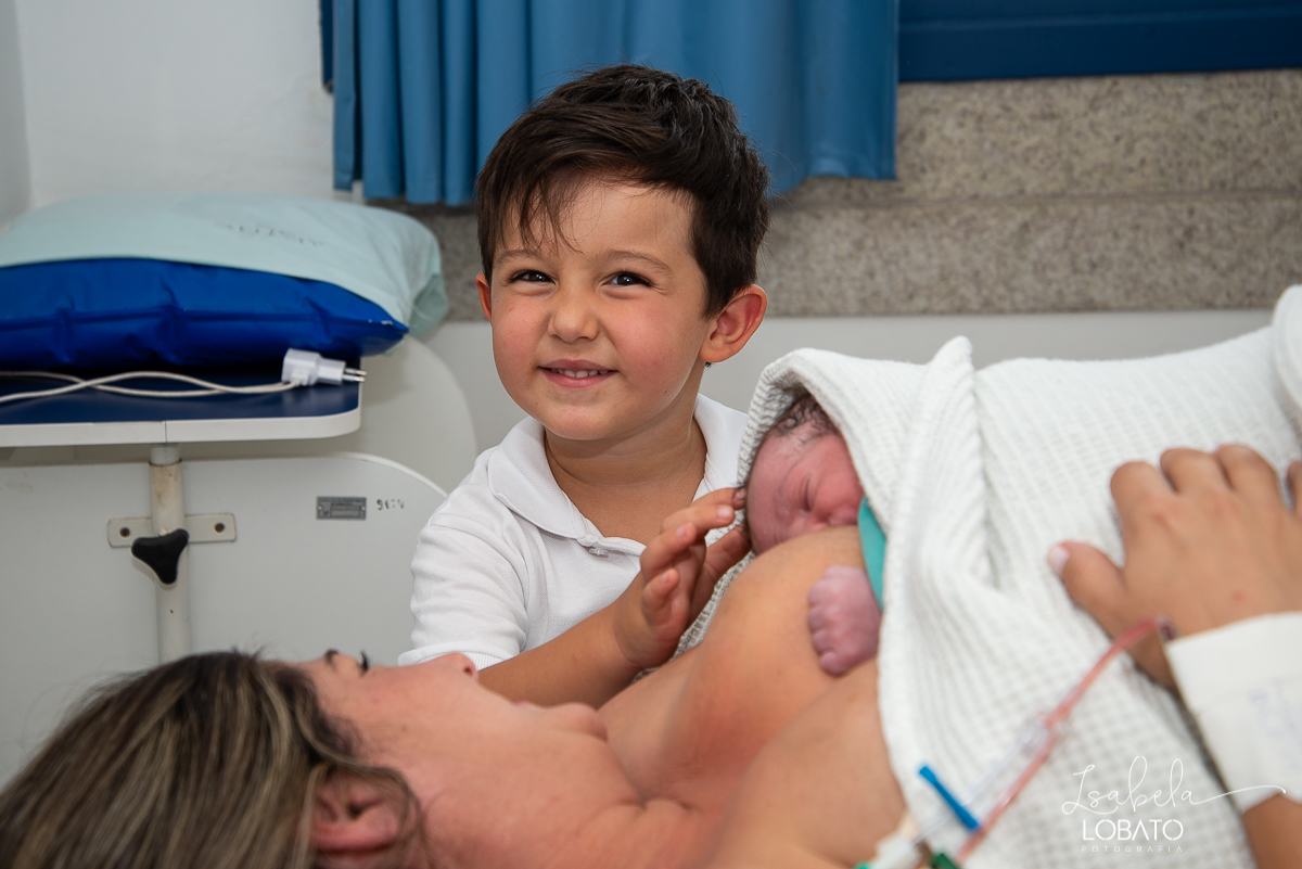 fotografia-de-parto-nascimento-de-bebe-cesariana-foto-de-bebe-nascendo-hospital-santa-casa-de-misericordia-barbacena-minas-gerais-obstetra-dra-roberta-sales-equipe-gestar-barbacena-nascimento-fotografo-em-barbacena-estudio-isabela-lobato-fotografia