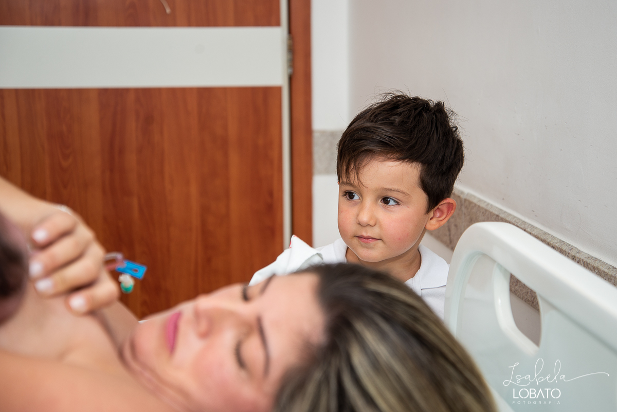 fotografia-de-parto-nascimento-de-bebe-cesariana-foto-de-bebe-nascendo-hospital-santa-casa-de-misericordia-barbacena-minas-gerais-obstetra-dra-roberta-sales-equipe-gestar-barbacena-nascimento-fotografo-em-barbacena-estudio-isabela-lobato-fotografia