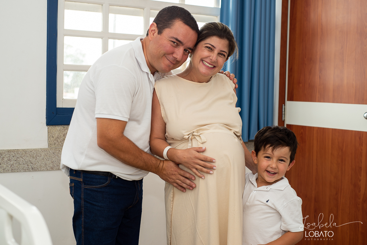 fotografia-de-parto-nascimento-de-bebe-cesariana-foto-de-bebe-nascendo-hospital-santa-casa-de-misericordia-barbacena-minas-gerais-obstetra-dra-roberta-sales-equipe-gestar-barbacena-nascimento-fotografo-em-barbacena-estudio-isabela-lobato-fotografia
