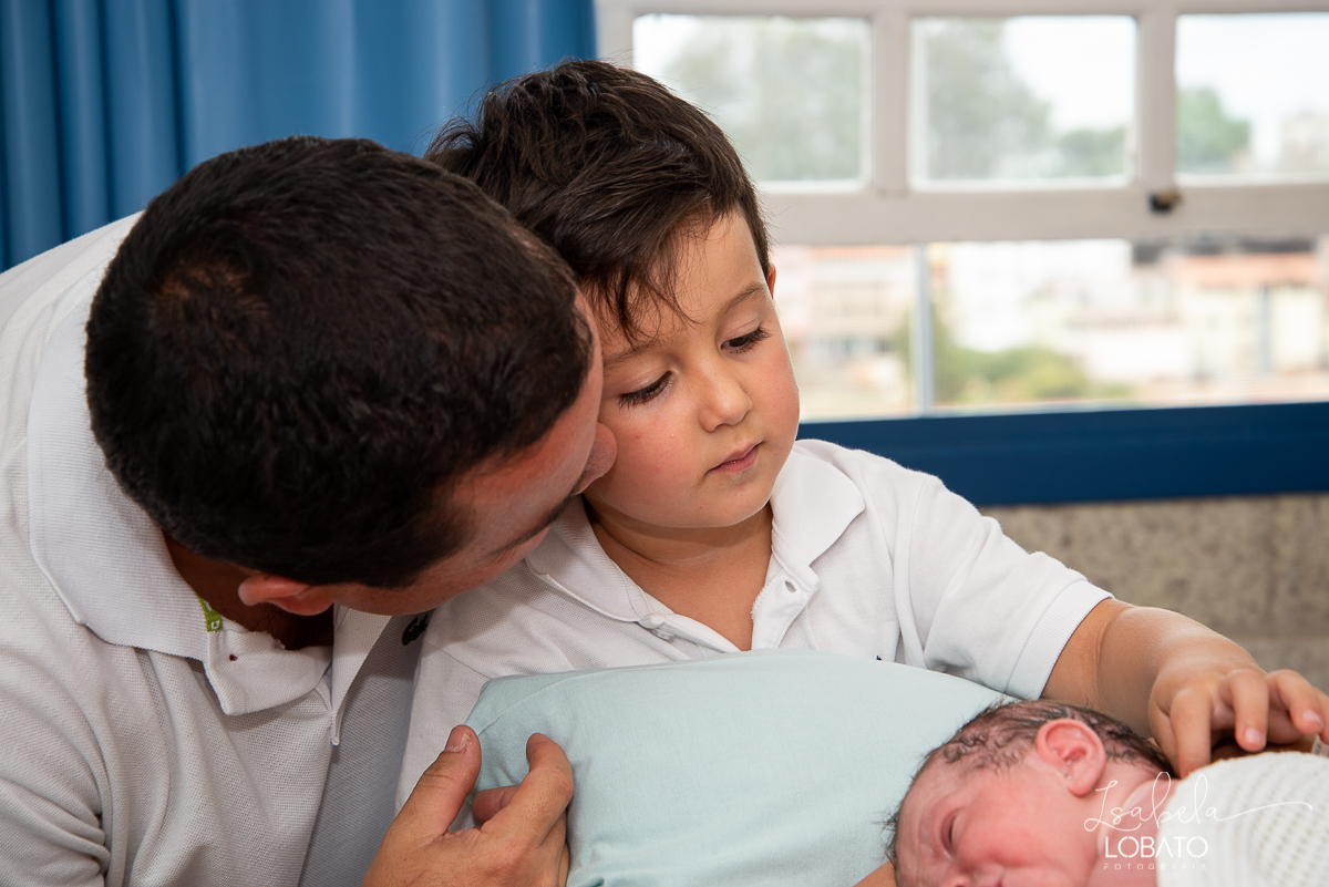 fotografia-de-parto-nascimento-de-bebe-cesariana-foto-de-bebe-nascendo-hospital-santa-casa-de-misericordia-barbacena-minas-gerais-obstetra-dra-roberta-sales-equipe-gestar-barbacena-nascimento-fotografo-em-barbacena-estudio-isabela-lobato-fotografia