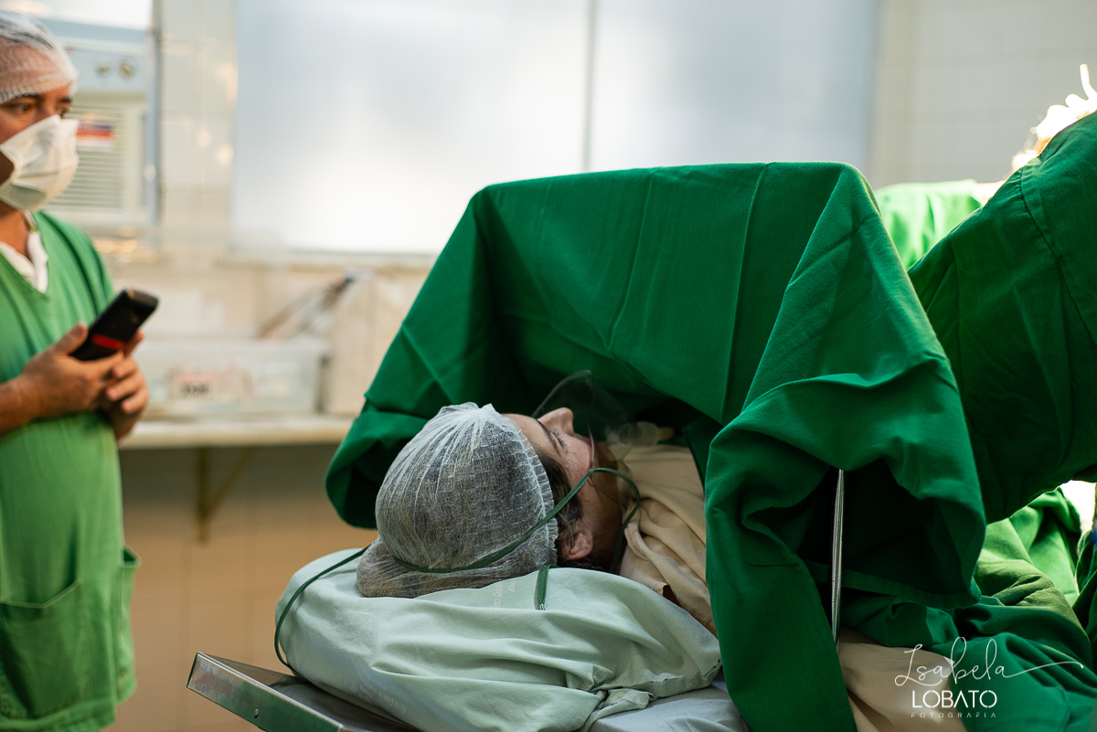 fotografia-de-parto-nascimento-de-bebe-cesariana-foto-de-bebe-nascendo-hospital-santa-casa-de-misericordia-barbacena-minas-gerais-obstetra-dra-roberta-sales-equipe-gestar-barbacena-nascimento-fotografo-em-barbacena-estudio-isabela-lobato-fotografia