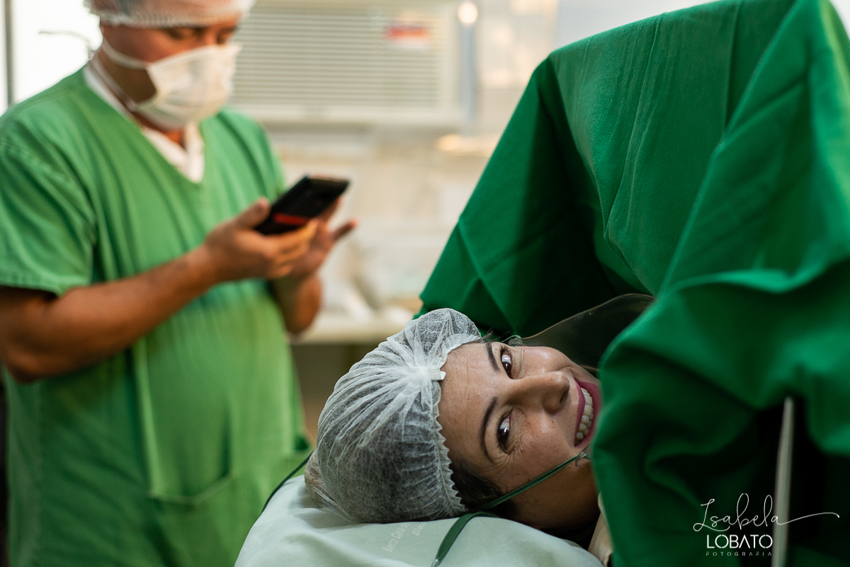 fotografia-de-parto-nascimento-de-bebe-cesariana-foto-de-bebe-nascendo-hospital-santa-casa-de-misericordia-barbacena-minas-gerais-obstetra-dra-roberta-sales-equipe-gestar-barbacena-nascimento-fotografo-em-barbacena-estudio-isabela-lobato-fotografia