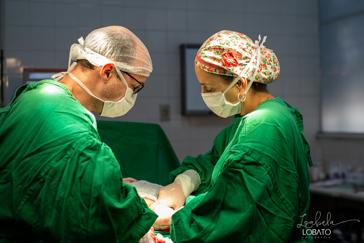 fotografia-de-parto-nascimento-de-bebe-cesariana-foto-de-bebe-nascendo-hospital-santa-casa-de-misericordia-barbacena-minas-gerais-obstetra-dra-roberta-sales-equipe-gestar-barbacena-nascimento-fotografo-em-barbacena-estudio-isabela-lobato-fotografia