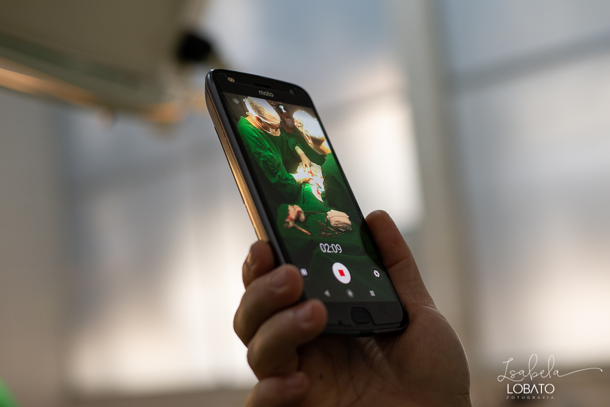 fotografia-de-parto-nascimento-de-bebe-cesariana-foto-de-bebe-nascendo-hospital-santa-casa-de-misericordia-barbacena-minas-gerais-obstetra-dra-roberta-sales-equipe-gestar-barbacena-nascimento-fotografo-em-barbacena-estudio-isabela-lobato-fotografia