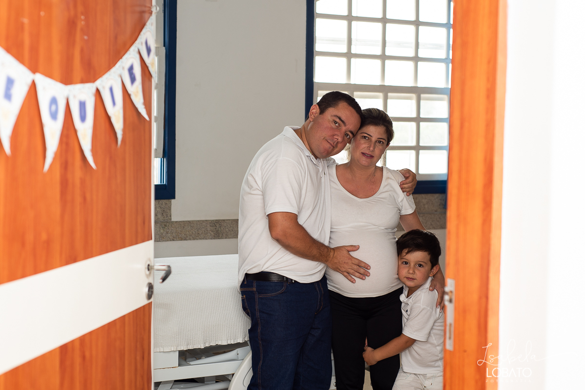 fotografia-de-parto-nascimento-de-bebe-cesariana-foto-de-bebe-nascendo-hospital-santa-casa-de-misericordia-barbacena-minas-gerais-obstetra-dra-roberta-sales-equipe-gestar-barbacena-nascimento-da-liz-fotografo-em-barbacena-estudio-isabela-lobato-fotografia