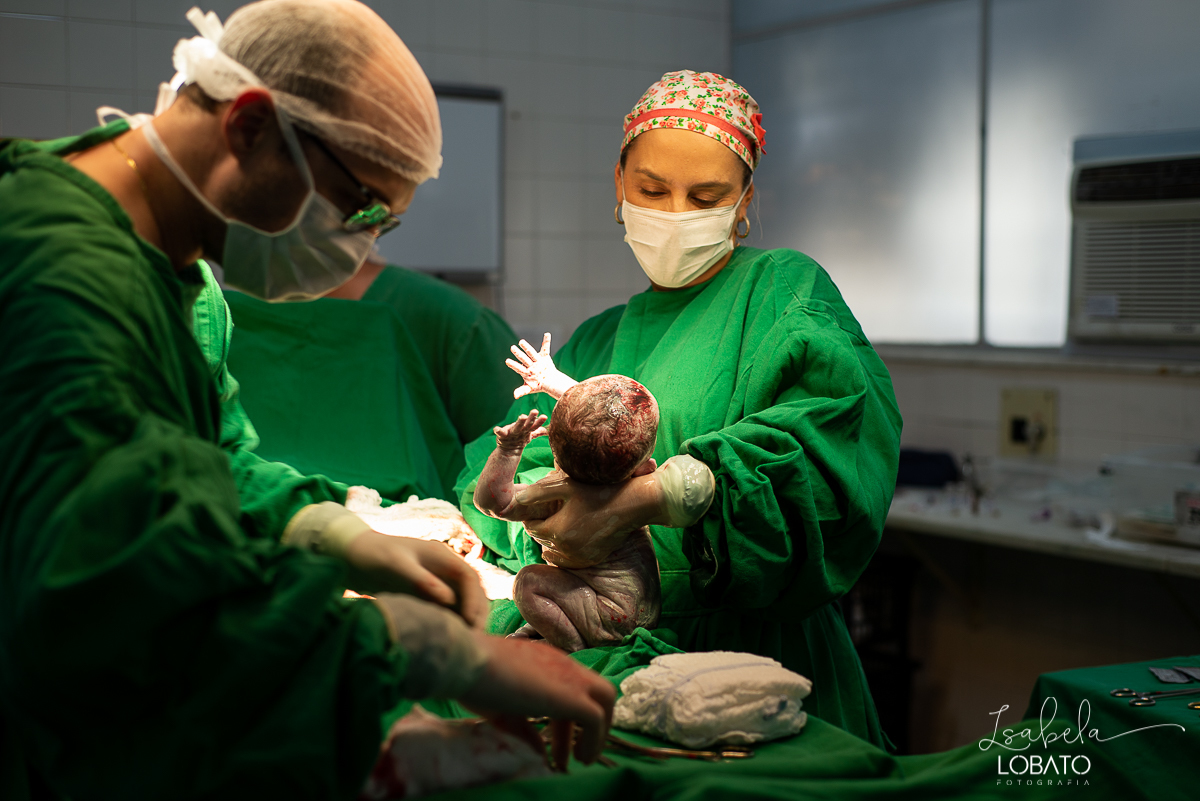 fotografia-de-parto-nascimento-de-bebe-cesariana-foto-de-bebe-nascendo-hospital-santa-casa-de-misericordia-barbacena-minas-gerais-obstetra-dra-roberta-sales-equipe-gestar-barbacena-nascimento-fotografo-em-barbacena-estudio-isabela-lobato-fotografia