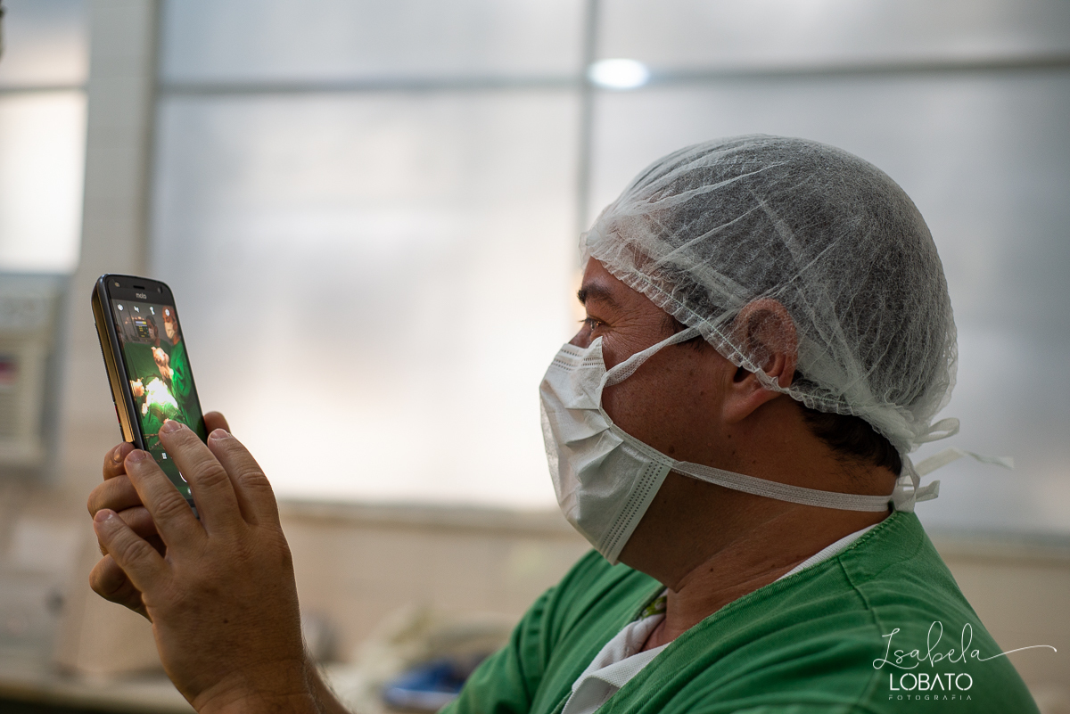 fotografia-de-parto-nascimento-de-bebe-cesariana-foto-de-bebe-nascendo-hospital-santa-casa-de-misericordia-barbacena-minas-gerais-obstetra-dra-roberta-sales-equipe-gestar-barbacena-nascimento-fotografo-em-barbacena-estudio-isabela-lobato-fotografia