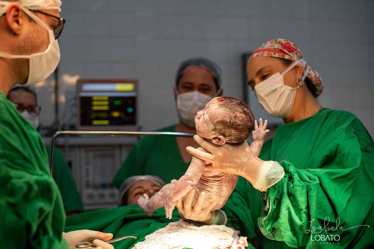 fotografia-de-parto-nascimento-de-bebe-cesariana-foto-de-bebe-nascendo-hospital-santa-casa-de-misericordia-barbacena-minas-gerais-obstetra-dra-roberta-sales-equipe-gestar-barbacena-nascimento-fotografo-em-barbacena-estudio-isabela-lobato-fotografia