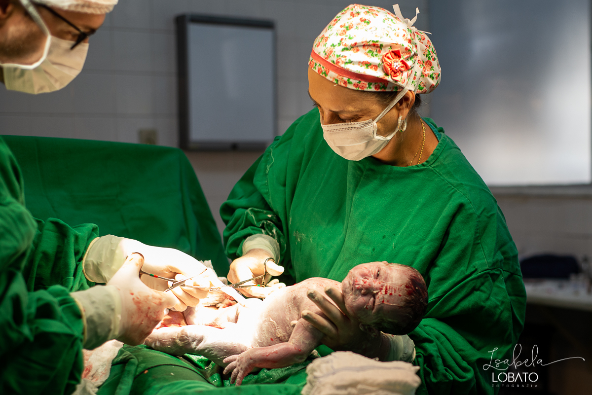 fotografia-de-parto-nascimento-de-bebe-cesariana-foto-de-bebe-nascendo-hospital-santa-casa-de-misericordia-barbacena-minas-gerais-obstetra-dra-roberta-sales-equipe-gestar-barbacena-nascimento-fotografo-em-barbacena-estudio-isabela-lobato-fotografia