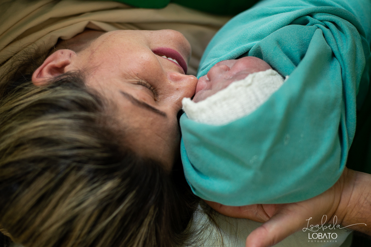 fotografia-de-parto-nascimento-de-bebe-cesariana-foto-de-bebe-nascendo-hospital-santa-casa-de-misericordia-barbacena-minas-gerais-obstetra-dra-roberta-sales-equipe-gestar-barbacena-nascimento-fotografo-em-barbacena-estudio-isabela-lobato-fotografia