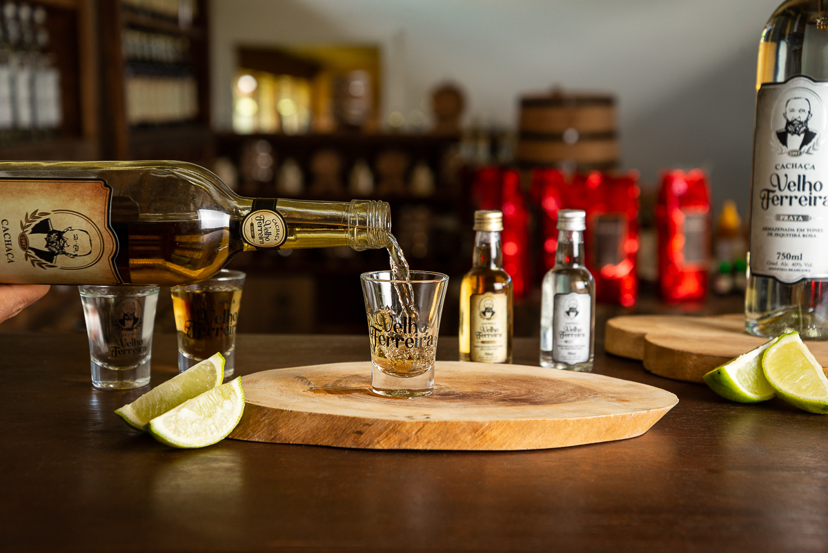 cachaca-de-minas-cachacaria-mineira-caipirinha-de-limao-caip-de-morango-cachaca-velho-ferreira-bichinho-minas-gerais-food-photo-festival-de-gastronomia-de-tiradentes-fotografa-de-bebidas-fotografa-de-comida-isabela-lobato-fotografia-melhor-fotografa-mg