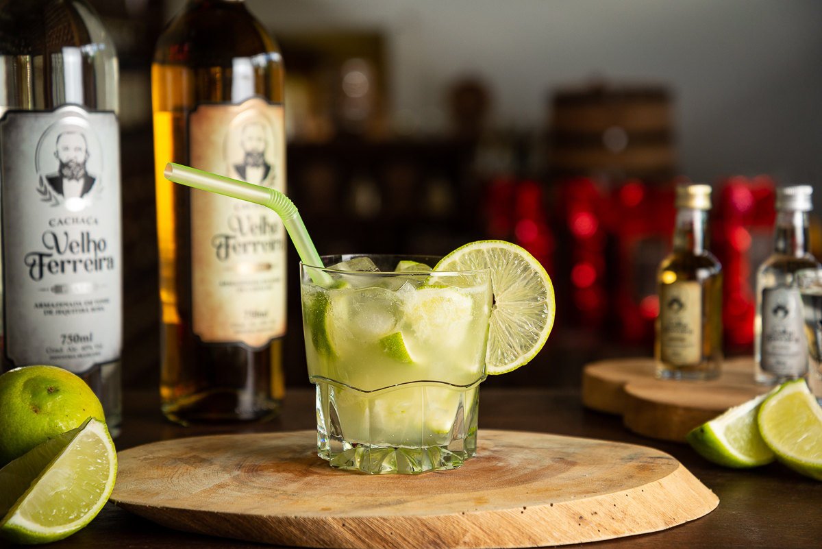 cachaca-de-minas-cachacaria-mineira-caipirinha-de-limao-caip-de-morango-cachaca-velho-ferreira-bichinho-minas-gerais-food-photo-festival-de-gastronomia-de-tiradentes-fotografa-de-bebidas-fotografa-de-comida-isabela-lobato-fotografia-melhor-fotografa-mg