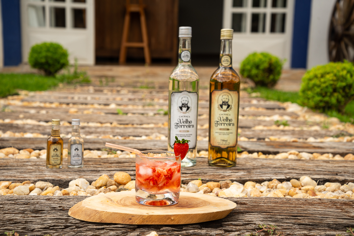 cachaca-de-minas-cachacaria-mineira-caipirinha-de-limao-caip-de-morango-cachaca-velho-ferreira-bichinho-minas-gerais-food-photo-festival-de-gastronomia-de-tiradentes-fotografa-de-bebidas-fotografa-de-comida-isabela-lobato-fotografia-melhor-fotografa-mg