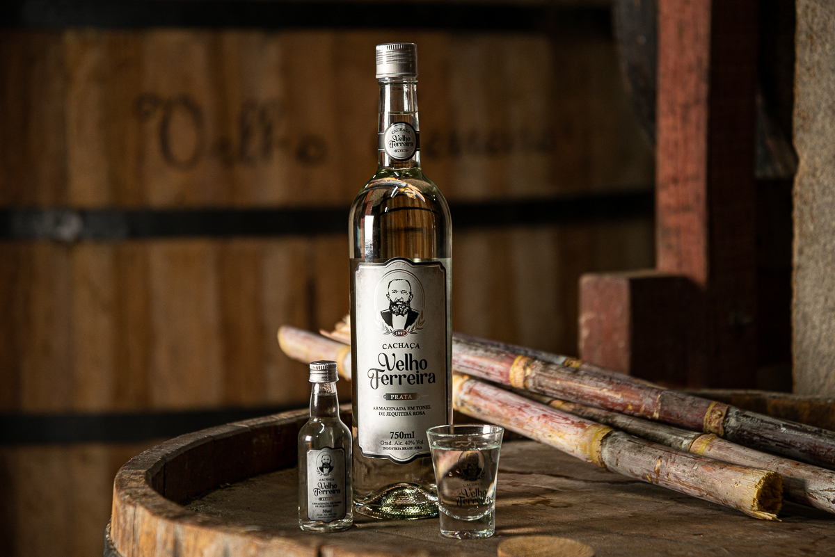 cachaca-de-minas-cachacaria-mineira-caipirinha-de-limao-caip-de-morango-cachaca-velho-ferreira-bichinho-minas-gerais-food-photo-festival-de-gastronomia-de-tiradentes-fotografa-de-bebidas-fotografa-de-comida-isabela-lobato-fotografia-melhor-fotografa-mg