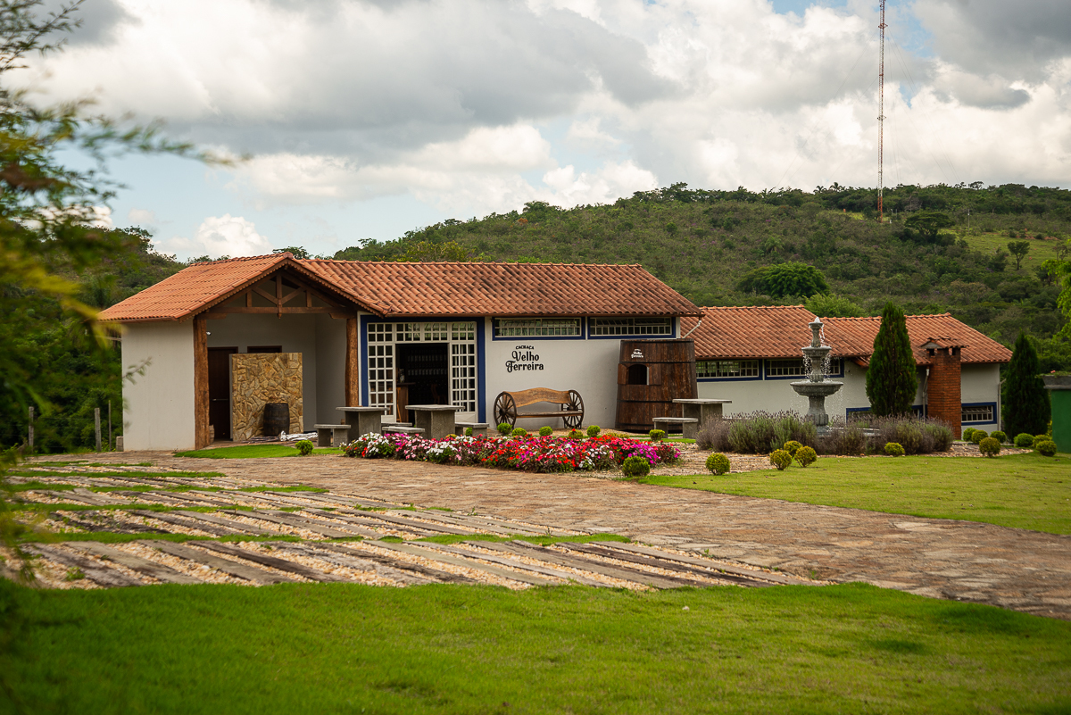 cachaca-de-minas-cachacaria-mineira-caipirinha-de-limao-caip-de-morango-cachaca-velho-ferreira-bichinho-minas-gerais-food-photo-festival-de-gastronomia-de-tiradentes-fotografa-de-bebidas-fotografa-de-comida-isabela-lobato-fotografia-melhor-fotografa-mg