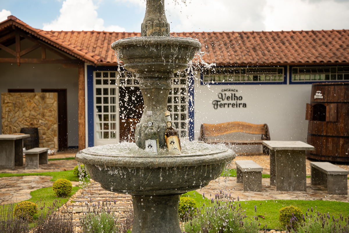 cachaca-de-minas-cachacaria-mineira-caipirinha-de-limao-caip-de-morango-cachaca-velho-ferreira-bichinho-minas-gerais-food-photo-festival-de-gastronomia-de-tiradentes-fotografa-de-bebidas-fotografa-de-comida-isabela-lobato-fotografia-melhor-fotografa-mg