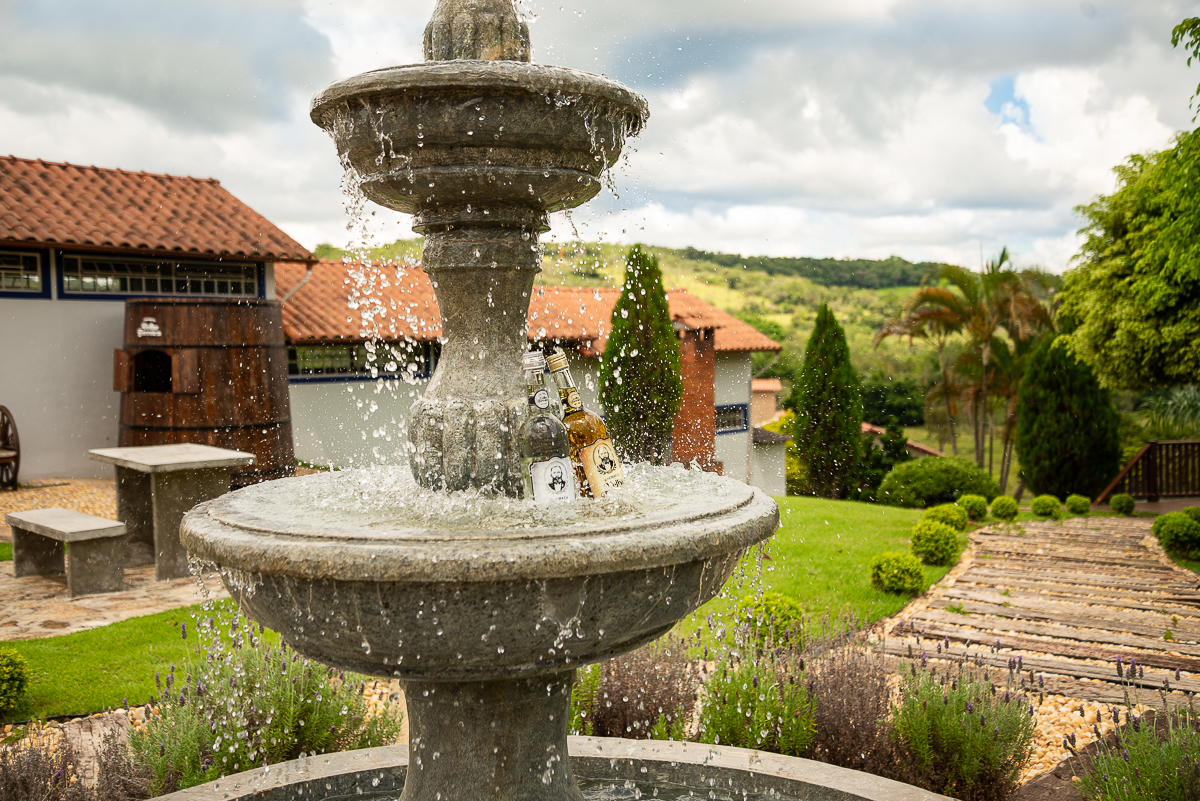 cachaca-de-minas-cachacaria-mineira-caipirinha-de-limao-caip-de-morango-cachaca-velho-ferreira-bichinho-minas-gerais-food-photo-festival-de-gastronomia-de-tiradentes-fotografa-de-bebidas-fotografa-de-comida-isabela-lobato-fotografia-melhor-fotografa-mg