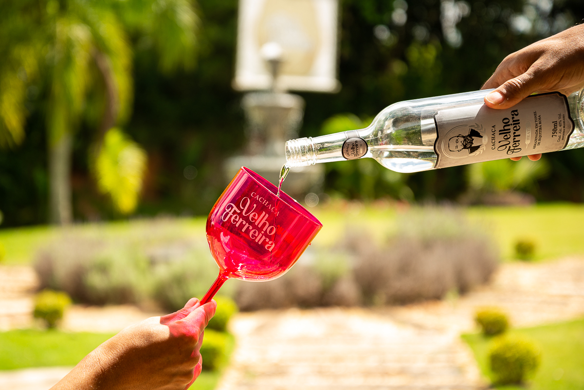 cachaca-de-minas-cachacaria-mineira-caipirinha-de-limao-caip-de-morango-cachaca-velho-ferreira-bichinho-minas-gerais-food-photo-festival-de-gastronomia-de-tiradentes-fotografa-de-bebidas-fotografa-de-comida-isabela-lobato-fotografia-melhor-fotografa-mg