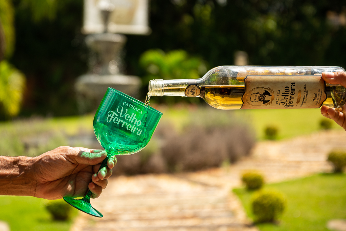 cachaca-de-minas-cachacaria-mineira-caipirinha-de-limao-caip-de-morango-cachaca-velho-ferreira-bichinho-minas-gerais-food-photo-festival-de-gastronomia-de-tiradentes-fotografa-de-bebidas-fotografa-de-comida-isabela-lobato-fotografia-melhor-fotografa-mg