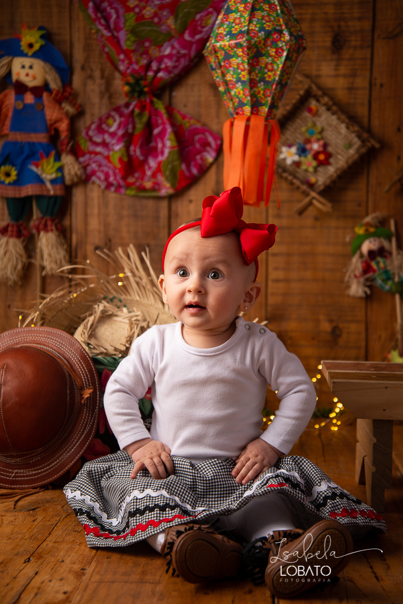 ensaio-fotografico-junino-festa-junina-2020-sessao-fotografica-de-festa-junina-sao-joao-2020-arraial-tema-junino-fundo-fotografico-de-festa-junina-chapeu-lampiao-caipira-junina-estudio-fotografico-infantil-em-barbacena-isabela-lobato-fotografia-melhor-bq