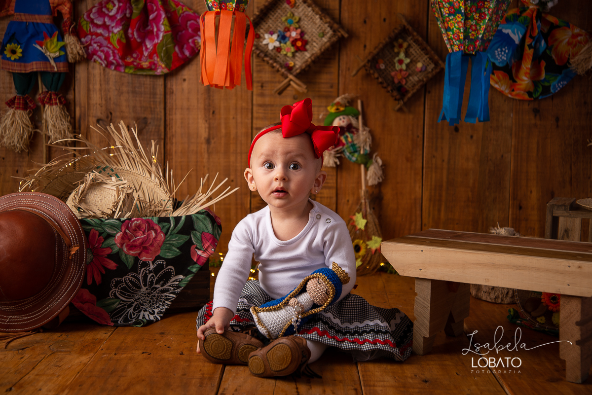 ensaio-fotografico-junino-festa-junina-2020-sessao-fotografica-de-festa-junina-sao-joao-2020-arraial-tema-junino-fundo-fotografico-de-festa-junina-chapeu-lampiao-caipira-junina-estudio-fotografico-infantil-em-barbacena-isabela-lobato-fotografia-melhor-bq