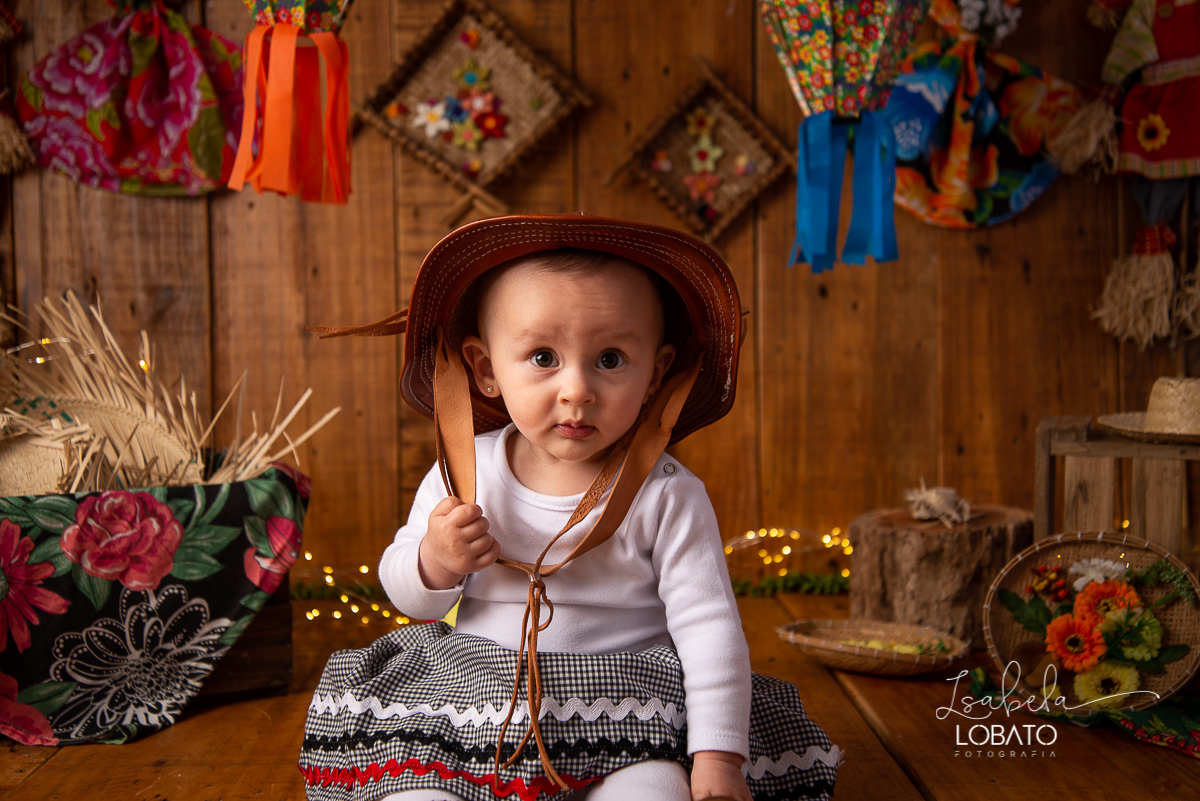 ensaio-fotografico-junino-festa-junina-2020-sessao-fotografica-de-festa-junina-sao-joao-2020-arraial-tema-junino-fundo-fotografico-de-festa-junina-chapeu-lampiao-caipira-junina-estudio-fotografico-infantil-em-barbacena-isabela-lobato-fotografia-melhor-bq