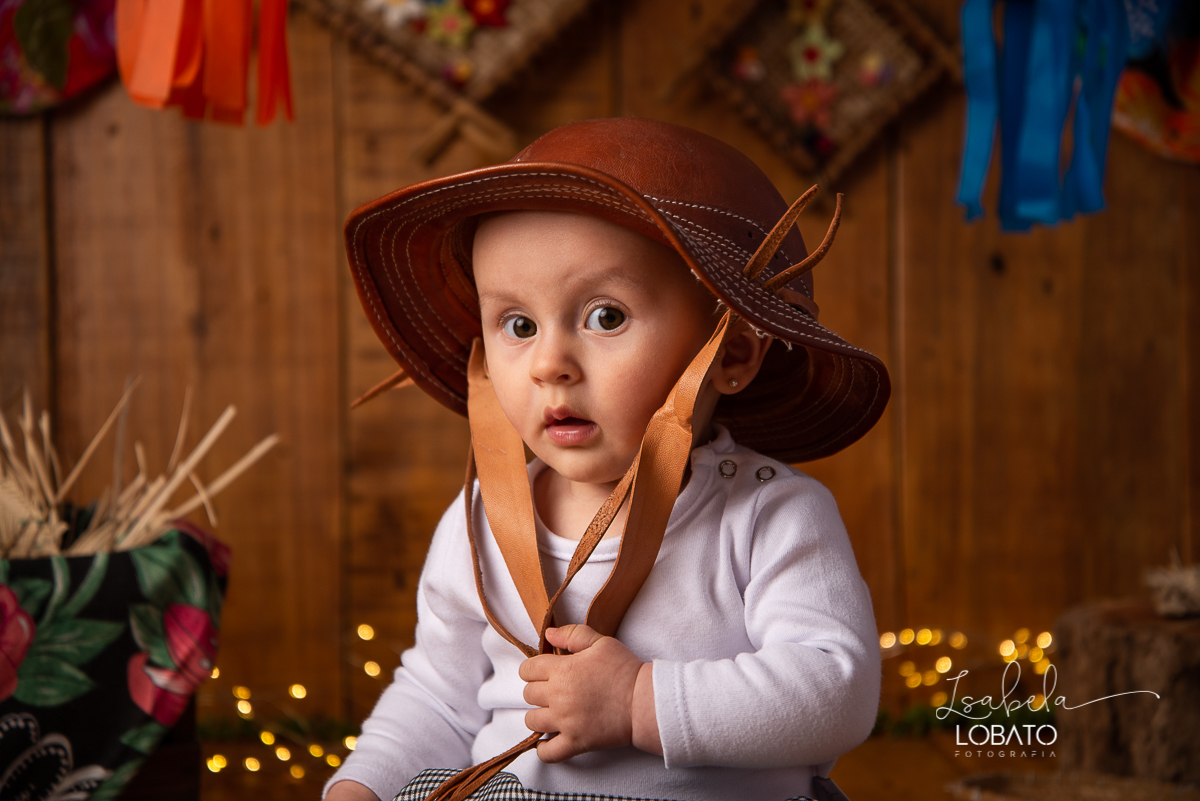ensaio-fotografico-junino-festa-junina-2020-sessao-fotografica-de-festa-junina-sao-joao-2020-arraial-tema-junino-fundo-fotografico-de-festa-junina-chapeu-lampiao-caipira-junina-estudio-fotografico-infantil-em-barbacena-isabela-lobato-fotografia-melhor-bq