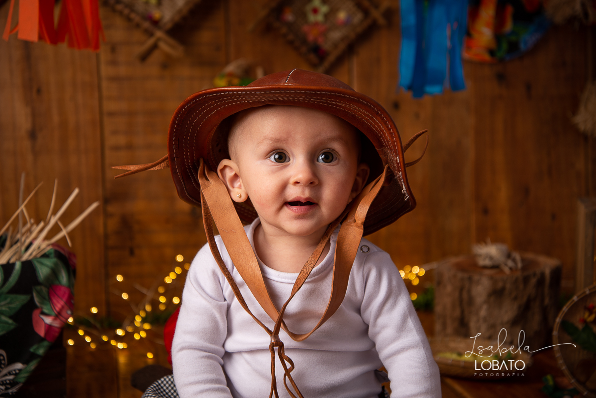 ensaio-fotografico-junino-festa-junina-2020-sessao-fotografica-de-festa-junina-sao-joao-2020-arraial-tema-junino-fundo-fotografico-de-festa-junina-chapeu-lampiao-caipira-junina-estudio-fotografico-infantil-em-barbacena-isabela-lobato-fotografia-melhor-bq