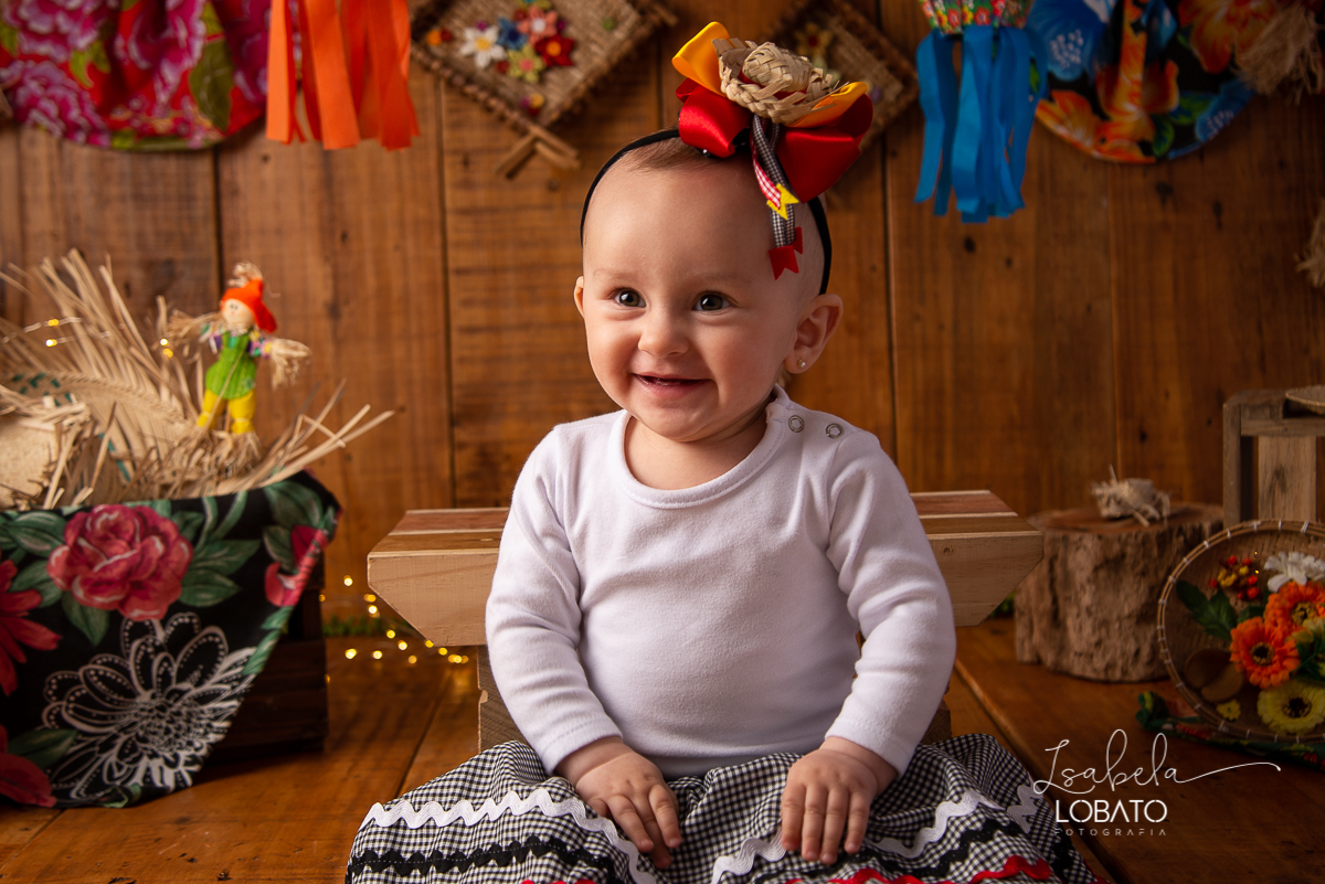 ensaio-fotografico-junino-festa-junina-2020-sessao-fotografica-de-festa-junina-sao-joao-2020-arraial-tema-junino-fundo-fotografico-de-festa-junina-chapeu-lampiao-caipira-junina-estudio-fotografico-infantil-em-barbacena-isabela-lobato-fotografia-melhor-bq