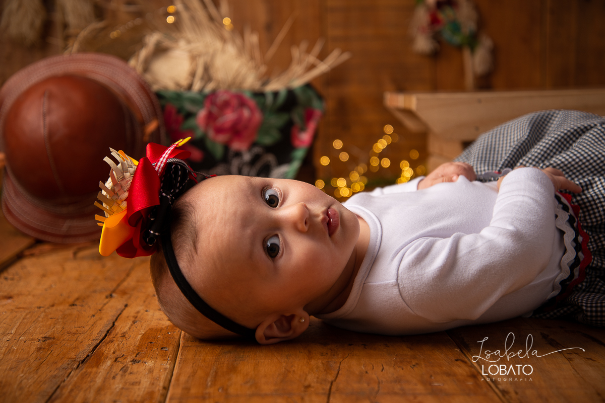 ensaio-fotografico-junino-festa-junina-2020-sessao-fotografica-de-festa-junina-sao-joao-2020-arraial-tema-junino-fundo-fotografico-de-festa-junina-chapeu-lampiao-caipira-junina-estudio-fotografico-infantil-em-barbacena-isabela-lobato-fotografia-melhor-bq