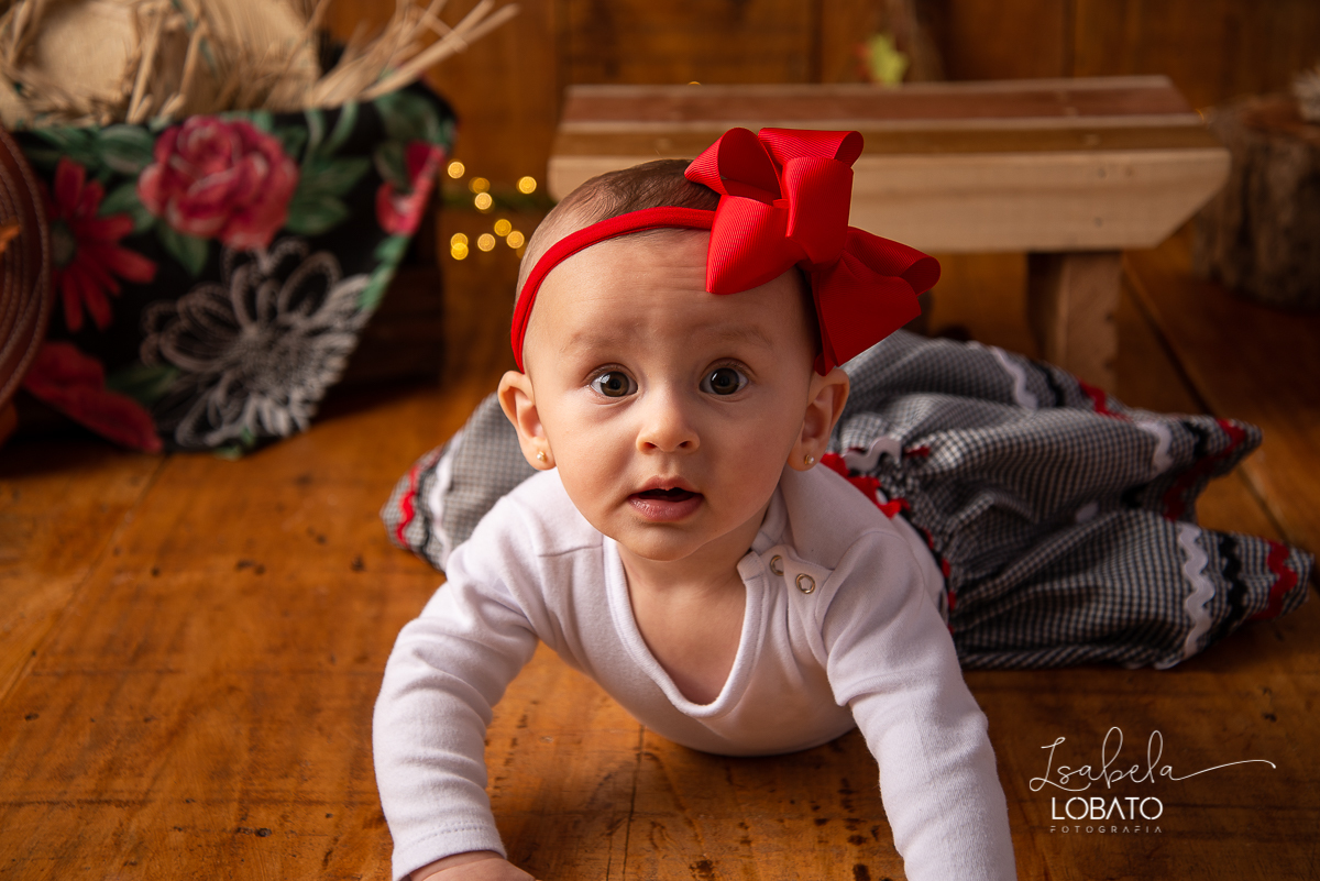 ensaio-fotografico-junino-festa-junina-2020-sessao-fotografica-de-festa-junina-sao-joao-2020-arraial-tema-junino-fundo-fotografico-de-festa-junina-chapeu-lampiao-caipira-junina-estudio-fotografico-infantil-em-barbacena-isabela-lobato-fotografia-melhor-bq