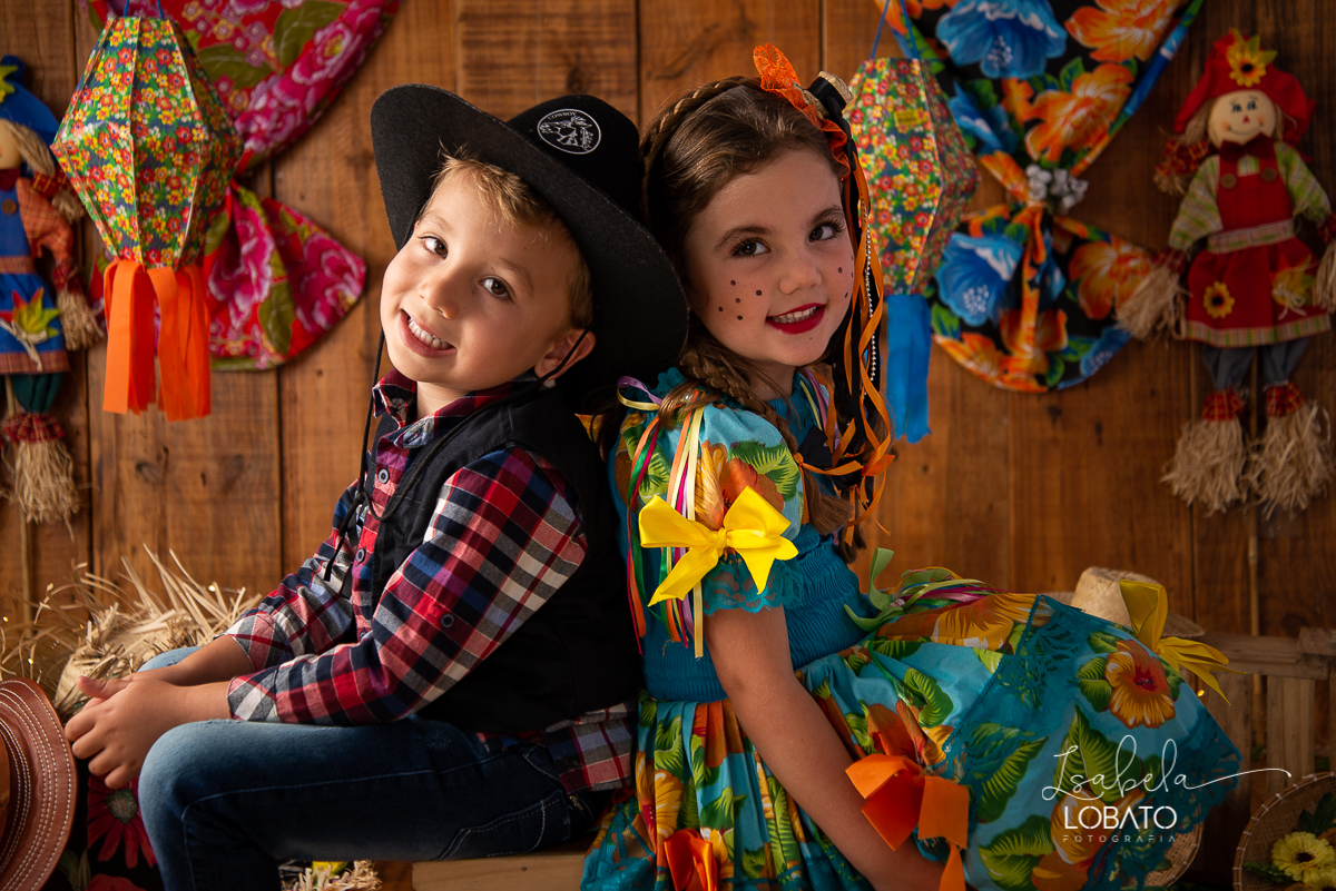 ensaio-fotografico-junino-festa-junina-2020-sessao-fotografica-de-festa-junina-sao-joao-2020-arraial-tema-junino-fundo-fotografico-de-festa-junina-chapeu-lampiao-caipira-junina-estudio-fotografico-infantil-em-barbacena-isabela-lobato-fotografia-melhor-bq