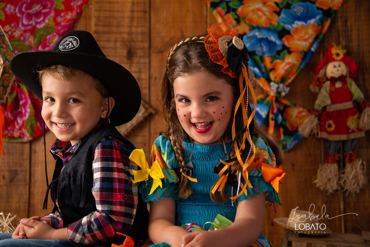 ensaio-fotografico-junino-festa-junina-2020-sessao-fotografica-de-festa-junina-sao-joao-2020-arraial-tema-junino-fundo-fotografico-de-festa-junina-chapeu-lampiao-caipira-junina-estudio-fotografico-infantil-em-barbacena-isabela-lobato-fotografia-melhor-bq