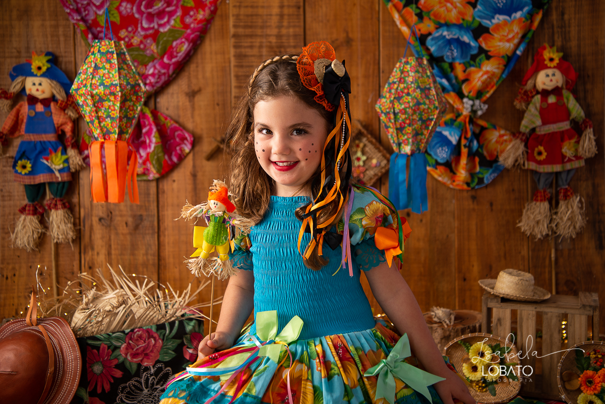 ensaio-fotografico-junino-festa-junina-2020-sessao-fotografica-de-festa-junina-sao-joao-2020-arraial-tema-junino-fundo-fotografico-de-festa-junina-chapeu-lampiao-caipira-junina-estudio-fotografico-infantil-em-barbacena-isabela-lobato-fotografia-melhor-bq