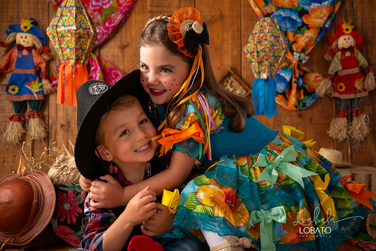 ensaio-fotografico-junino-festa-junina-2020-sessao-fotografica-de-festa-junina-sao-joao-2020-arraial-tema-junino-fundo-fotografico-de-festa-junina-chapeu-lampiao-caipira-junina-estudio-fotografico-infantil-em-barbacena-isabela-lobato-fotografia-melhor-bq