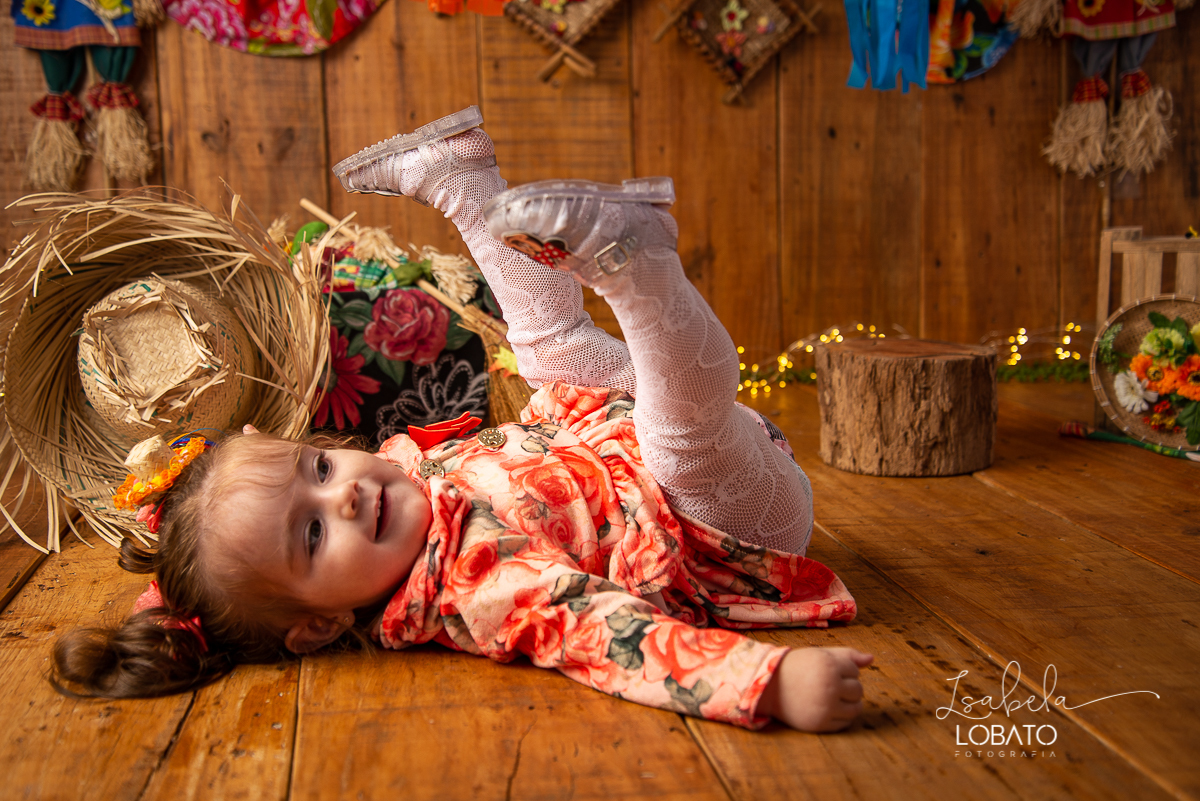 ensaio-fotografico-junino-festa-junina-2020-sessao-fotografica-de-festa-junina-sao-joao-2020-arraial-tema-junino-fundo-fotografico-de-festa-junina-chapeu-lampiao-caipira-junina-estudio-fotografico-infantil-em-barbacena-isabela-lobato-fotografia-melhor-bq