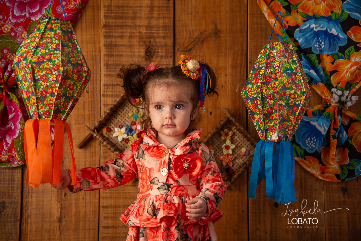 ensaio-fotografico-junino-festa-junina-2020-sessao-fotografica-de-festa-junina-sao-joao-2020-arraial-tema-junino-fundo-fotografico-de-festa-junina-chapeu-lampiao-caipira-junina-estudio-fotografico-infantil-em-barbacena-isabela-lobato-fotografia-melhor-bq