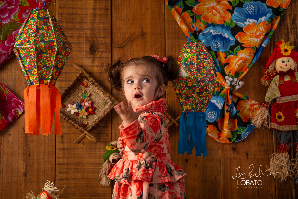 ensaio-fotografico-junino-festa-junina-2020-sessao-fotografica-de-festa-junina-sao-joao-2020-arraial-tema-junino-fundo-fotografico-de-festa-junina-chapeu-lampiao-caipira-junina-estudio-fotografico-infantil-em-barbacena-isabela-lobato-fotografia-melhor-bq