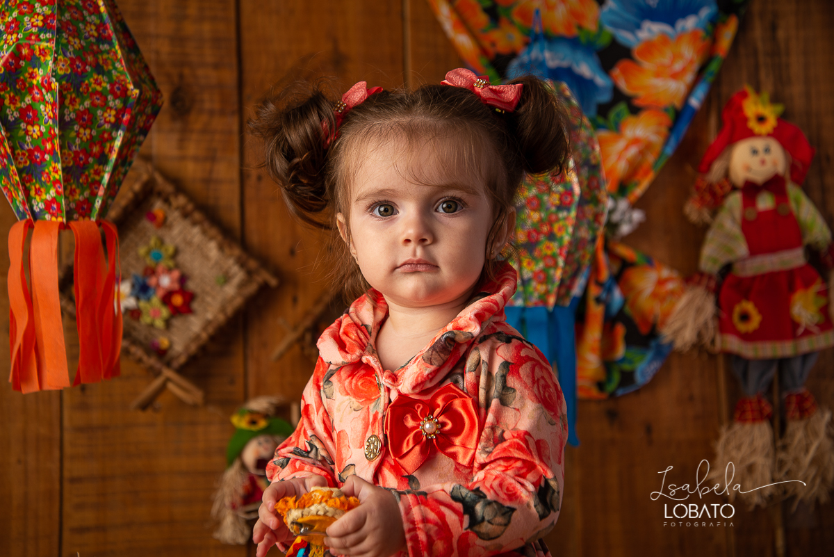 ensaio-fotografico-junino-festa-junina-2020-sessao-fotografica-de-festa-junina-sao-joao-2020-arraial-tema-junino-fundo-fotografico-de-festa-junina-chapeu-lampiao-caipira-junina-estudio-fotografico-infantil-em-barbacena-isabela-lobato-fotografia-melhor-bq